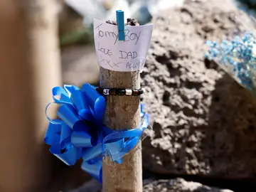 Una nota dejada por la familia del adolescente británico Jay Slater, cerca del sitio donde fue encontrado su cuerpo, en Masca, en la isla de Tenerife, España, el 17 de julio de 2024. Una nota dejada por la familia del adolescente británico Jay Slater, cerca del sitio donde fue encontrado su cuerpo, en Masca, en la isla de Tenerife, España, el 17 de julio de 2024.