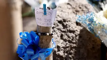 Una nota dejada por la familia del adolescente británico Jay Slater, cerca del sitio donde fue encontrado su cuerpo, en Masca, en la isla de Tenerife, España, el 17 de julio de 2024. Una nota dejada por la familia del adolescente británico Jay Slater, cerca del sitio donde fue encontrado su cuerpo, en Masca, en la isla de Tenerife, España, el 17 de julio de 2024.