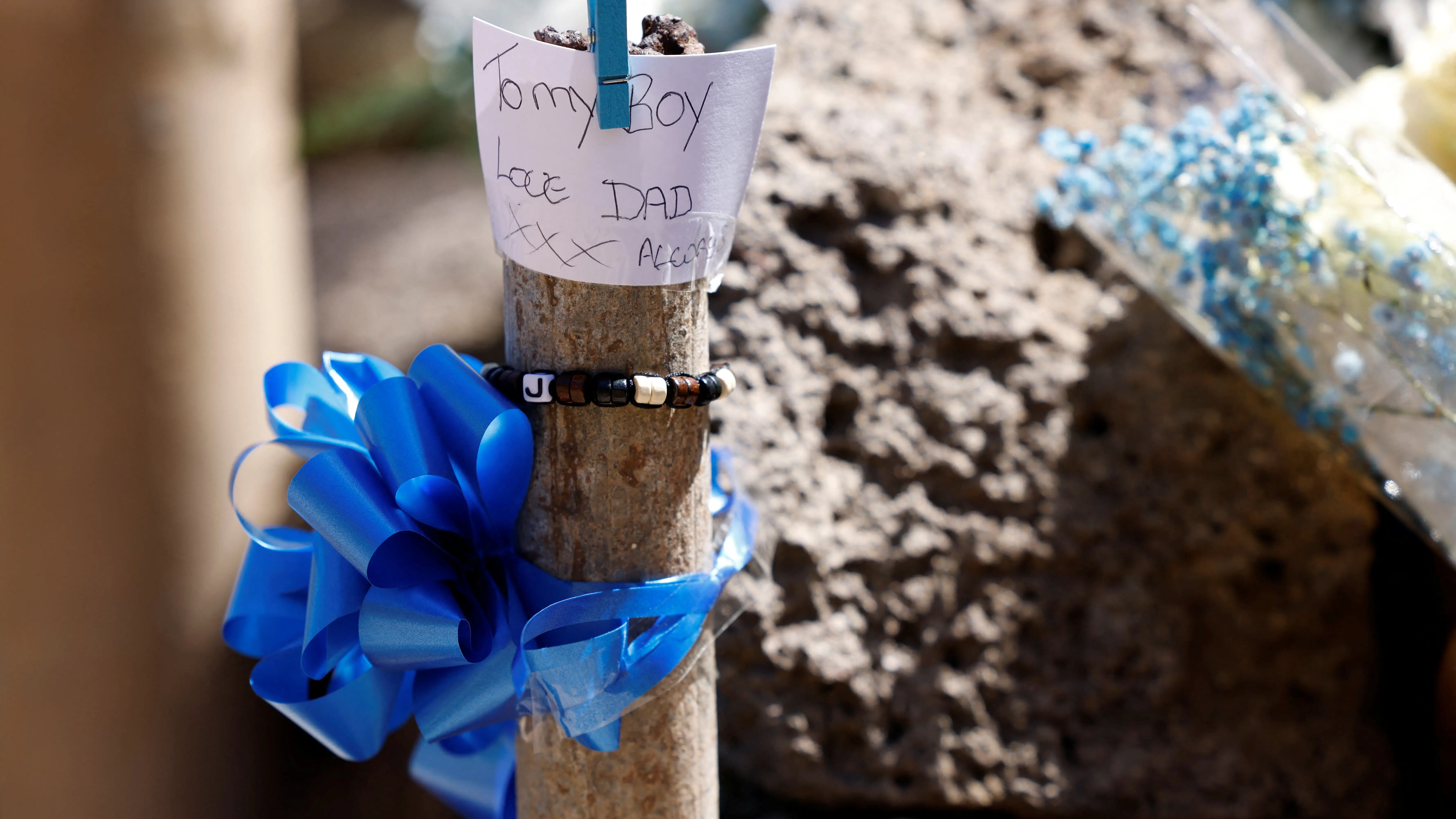 Una nota dejada por la familia del adolescente británico Jay Slater, cerca del sitio donde fue encontrado su cuerpo, en Masca, en la isla de Tenerife, España, el 17 de julio de 2024. Una nota dejada por la familia del adolescente británico Jay Slater, cerca del sitio donde fue encontrado su cuerpo, en Masca, en la isla de Tenerife, España, el 17 de julio de 2024.