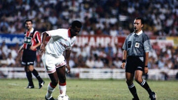 Moacir Rodrigues dos Santos disputando un partido con el Sevilla FC