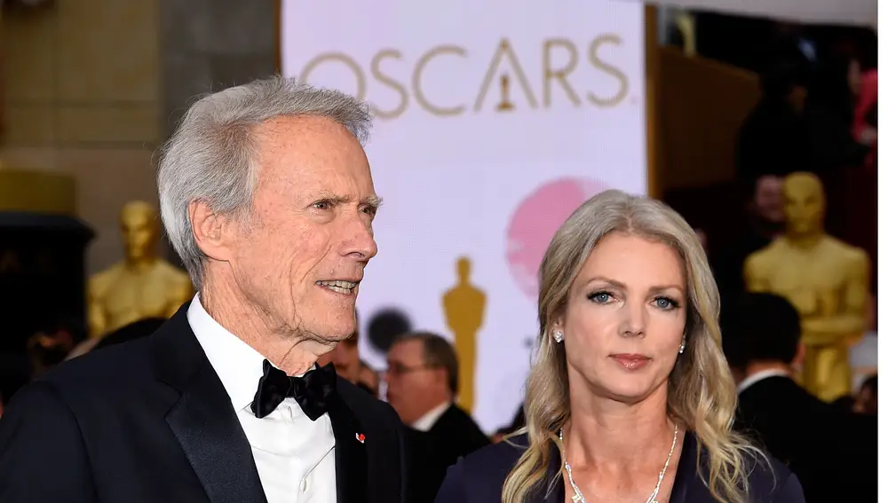 Clint Eastwood y Christina Sandera en los Oscar de 2015 Clint Eastwood y Christina Sandera en los Oscar de 2015