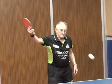 Josep Madurell jugando al tenis de mesa a sus 86 años