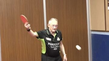 Josep Madurell jugando al tenis de mesa a sus 86 años