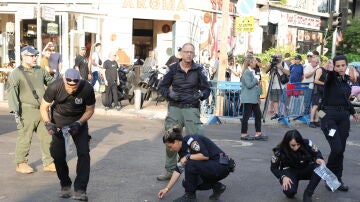 La Policía inspecciona los daños en Tel Aviv
