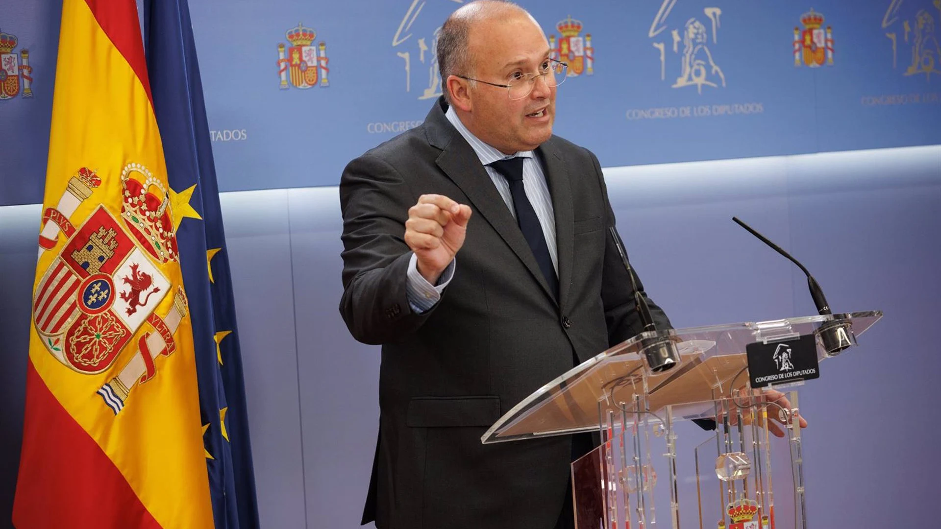 Tellado carga contra Sánchez por su "ambición desmedida" y remarca que su mujer "está en el banquillo" Tellado carga contra Sánchez por su "ambición desmedida" y remarca que su mujer "está en el banquillo"