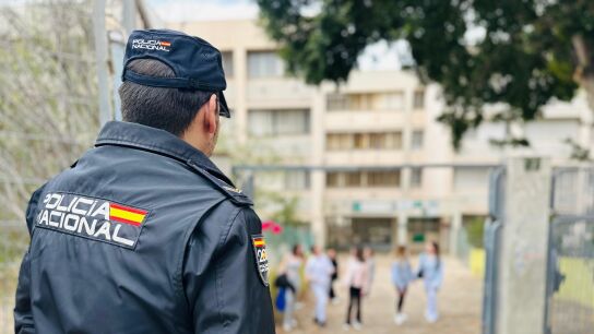 Agente de la Polic&iacute;a Nacional de Almer&iacute;a, a las puertas de un centro educativo.