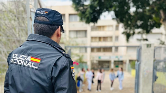 Agente de la Policía Nacional de Almería, a las puertas de un centro educativo. Agente de la Policía Nacional de Almería, a las puertas de un centro educativo.