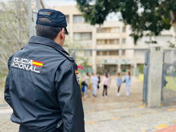 Agente de la Policía Nacional de Almería, a las puertas de un centro educativo.
