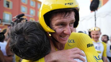 Tadej Pogacar celebra su victoria en la crono final del Tour de Francia