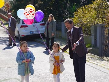 Globos, dulces y limonada: &iexcl;Mercan y Elif, emocionadas con la sorpresa del abuelo Yekta!