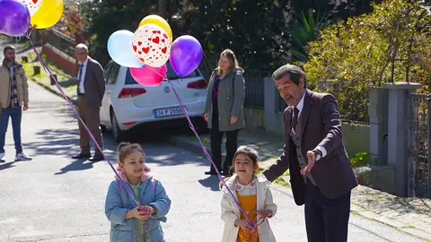 Globos, dulces y limonada: ¡Mercan y Elif, emocionadas con la sorpresa del abuelo Yekta! Globos, dulces y limonada: ¡Mercan y Elif, emocionadas con la sorpresa del abuelo Yekta!