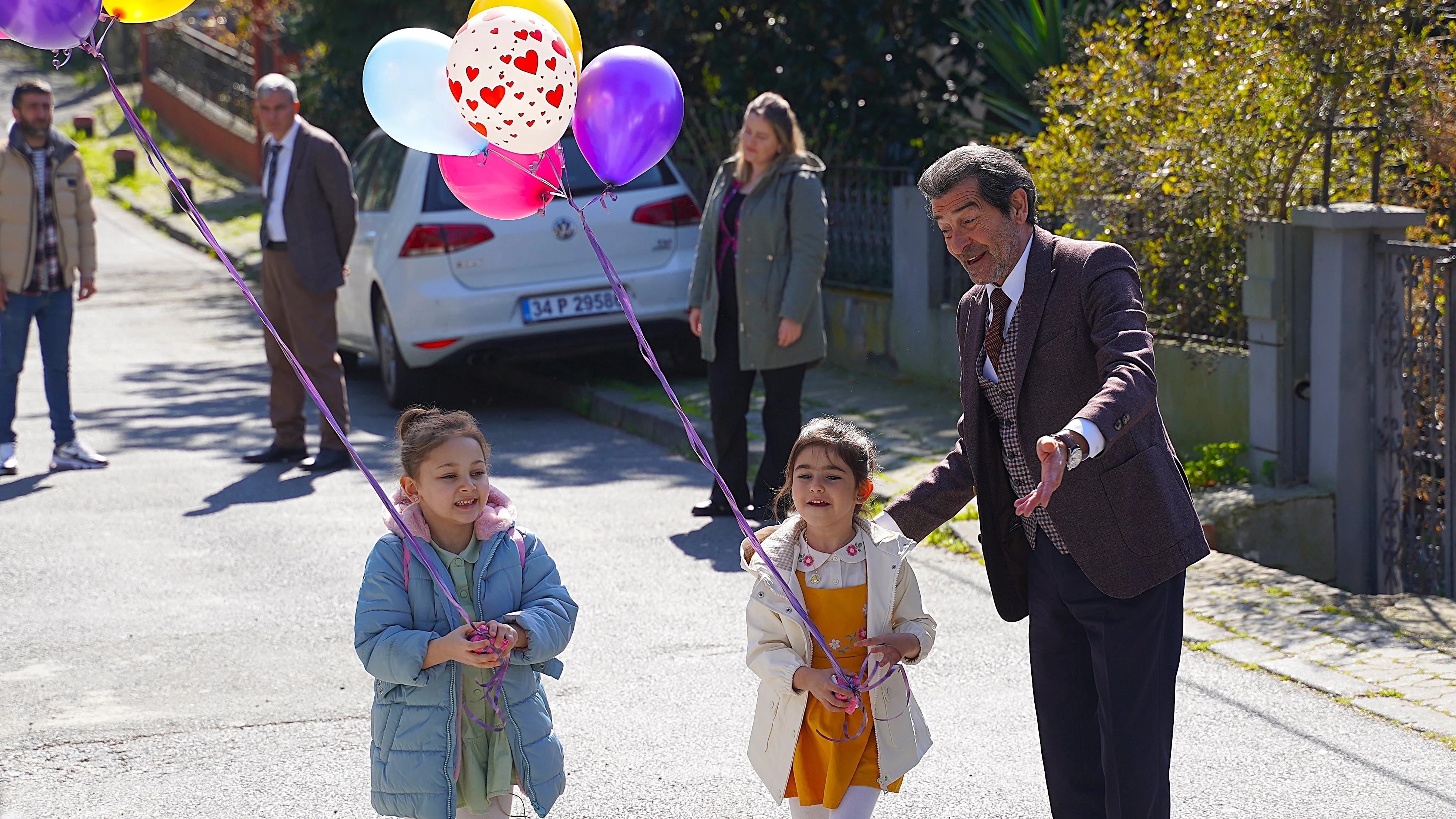 Globos, dulces y limonada: ¡Mercan y Elif, emocionadas con la sorpresa del abuelo Yekta! Globos, dulces y limonada: ¡Mercan y Elif, emocionadas con la sorpresa del abuelo Yekta!