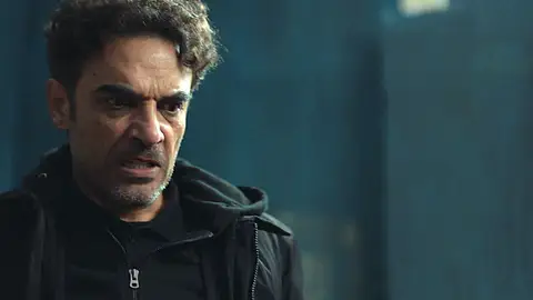 ¡Eren apunta con una pistola a uno de los agresores de su hija!, ¿lo habrá matado? ¡Eren apunta con una pistola a uno de los agresores de su hija!, ¿lo habrá matado?