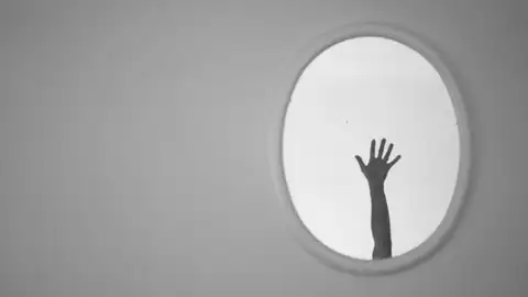 Reflejo de una mano en un espejo Reflejo de una mano en un espejo