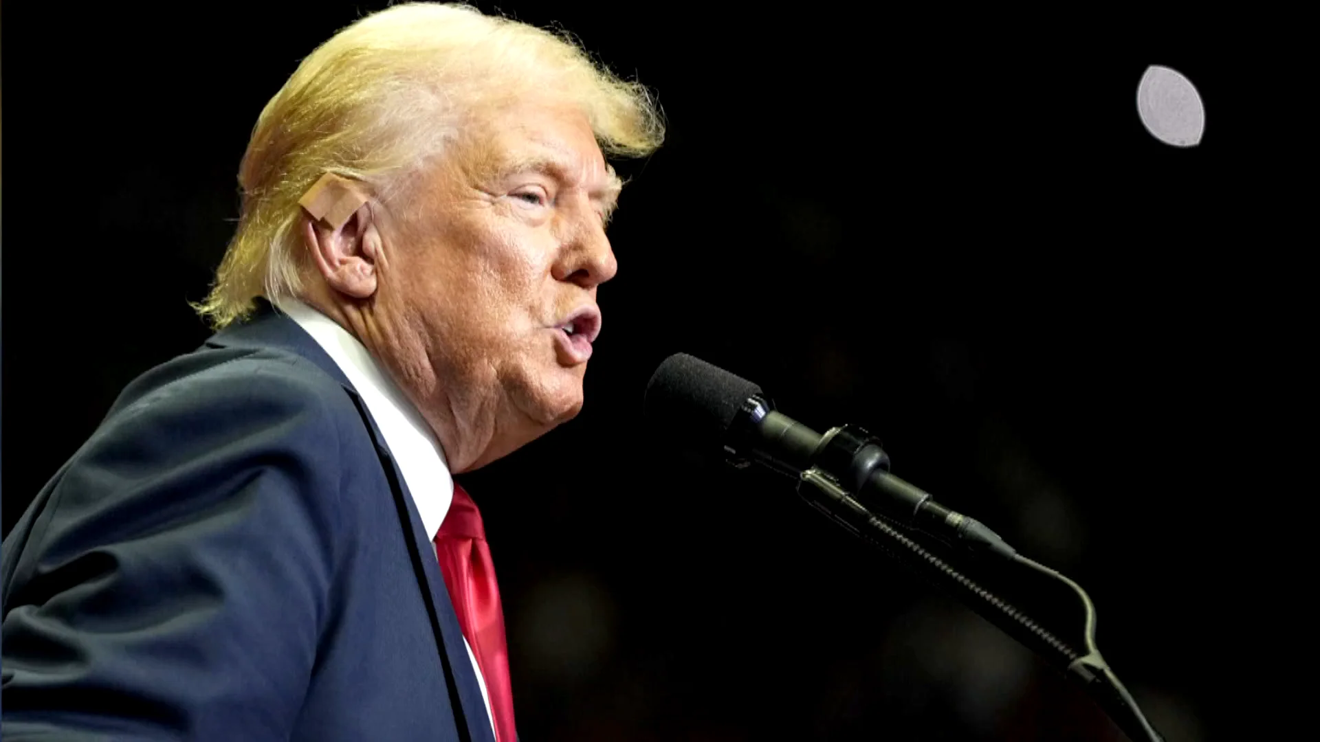Donald Trump con una tirita en la oreja