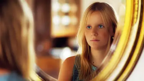 Mujer mirándose al espejo Mujer mirándose al espejo