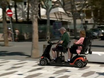 Vehículo de movilidad personal cruzando un paso de peatones