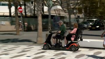 Vehículo de movilidad personal cruzando un paso de peatones