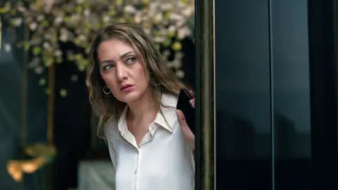 Aylin se encuentra con Zümrüt y descubre que... ¡la examante de Osman se ha convertido en millonaria! Aylin se encuentra con Zümrüt y descubre que... ¡la examante de Osman se ha convertido en millonaria!