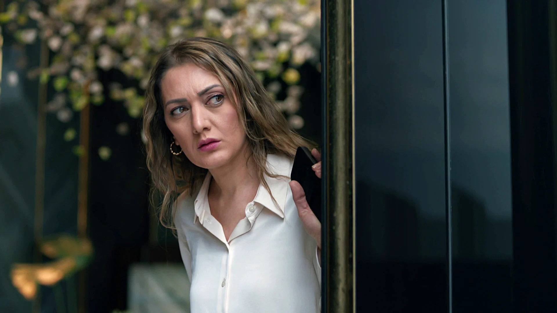 Aylin se encuentra con Zümrüt y descubre que... ¡la examante de Osman se ha convertido en millonaria! Aylin se encuentra con Zümrüt y descubre que... ¡la examante de Osman se ha convertido en millonaria!