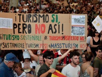  Varios miles de mallorquines han salido este domingo a la calle para protestar contra la masificación turística en la isla