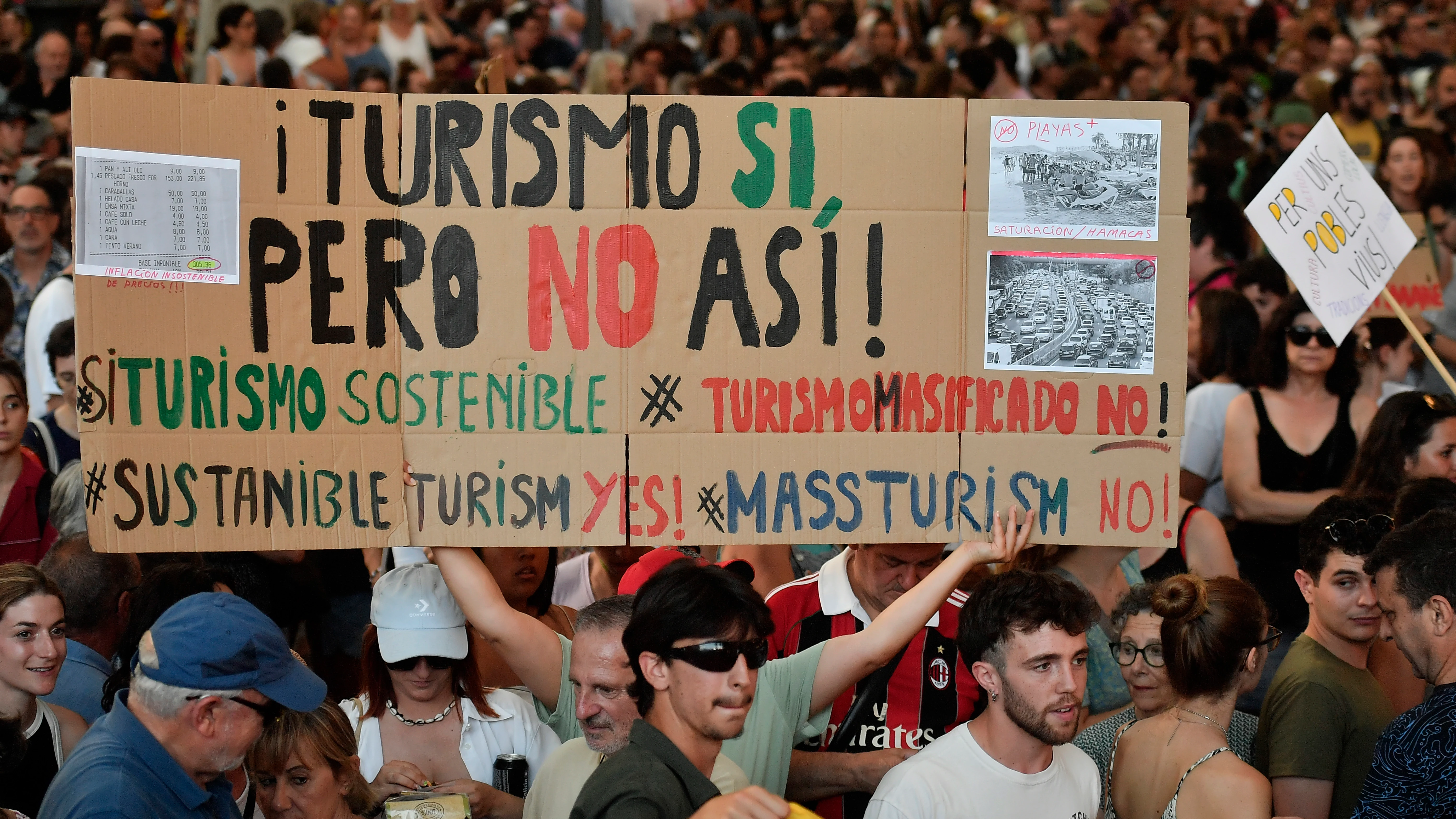  Varios miles de mallorquines han salido este domingo a la calle para protestar contra la masificaci&oacute;n tur&iacute;stica en la isla
