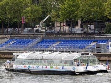 Embarcaci&oacute;n navegando por el Senna, en Par&iacute;s