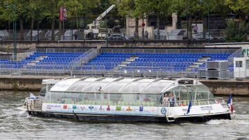 Embarcación navegando por el Senna, en París