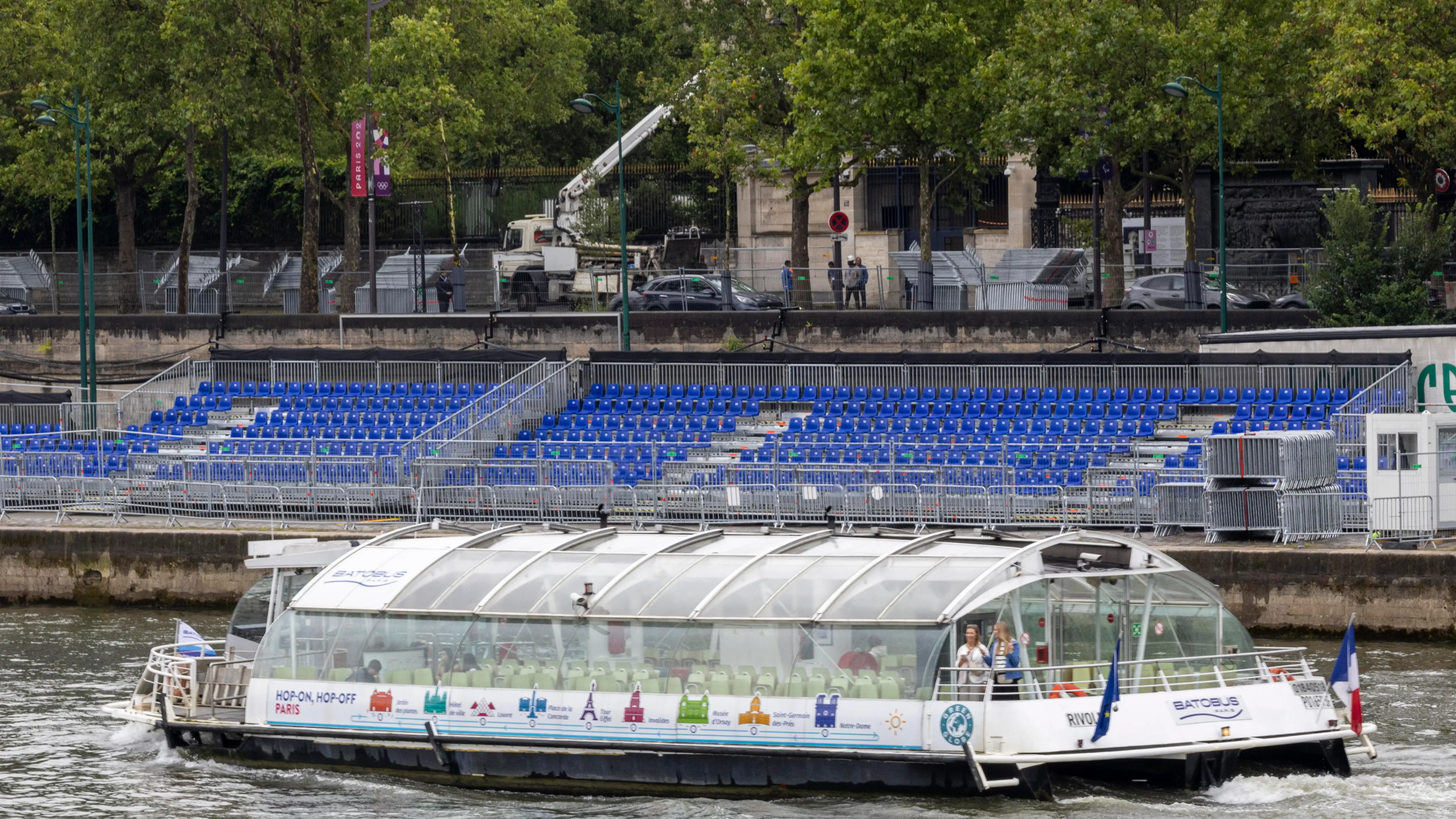 Embarcación navegando por el Senna, en París Embarcación navegando por el Senna, en París