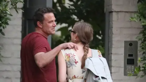 Ben Affleck junto a su hija Violet en Los Ángeles Ben Affleck junto a su hija Violet en Los Ángeles