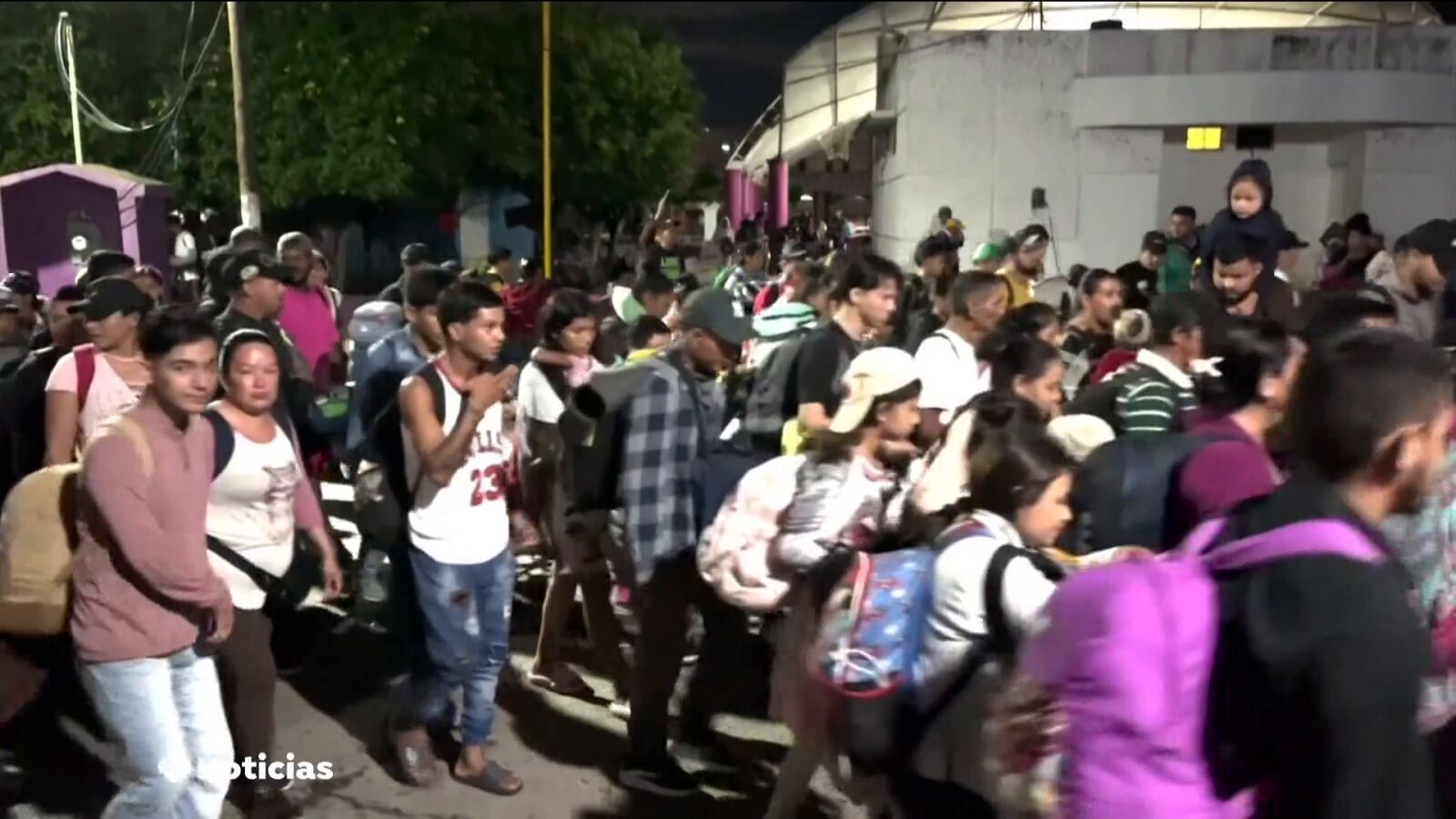 Miles de migrantes inician un viaje a píe desde México hasta Estados Unidos