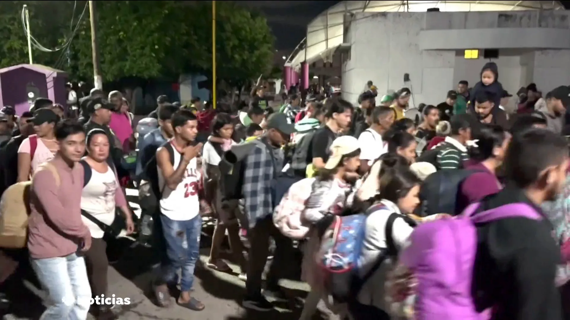 Miles de migrantes salen desde México Antena 3 Noticias