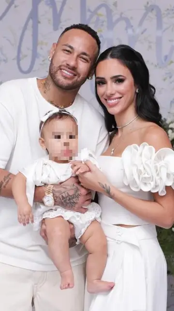 Neymar y Bruna Biancardi en el bautizo de su hija Mavie Neymar y Bruna Biancardi en el bautizo de su hija Mavie