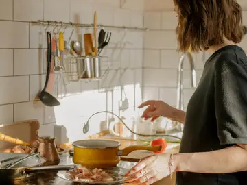 Una mujer cocinando Una mujer cocinando