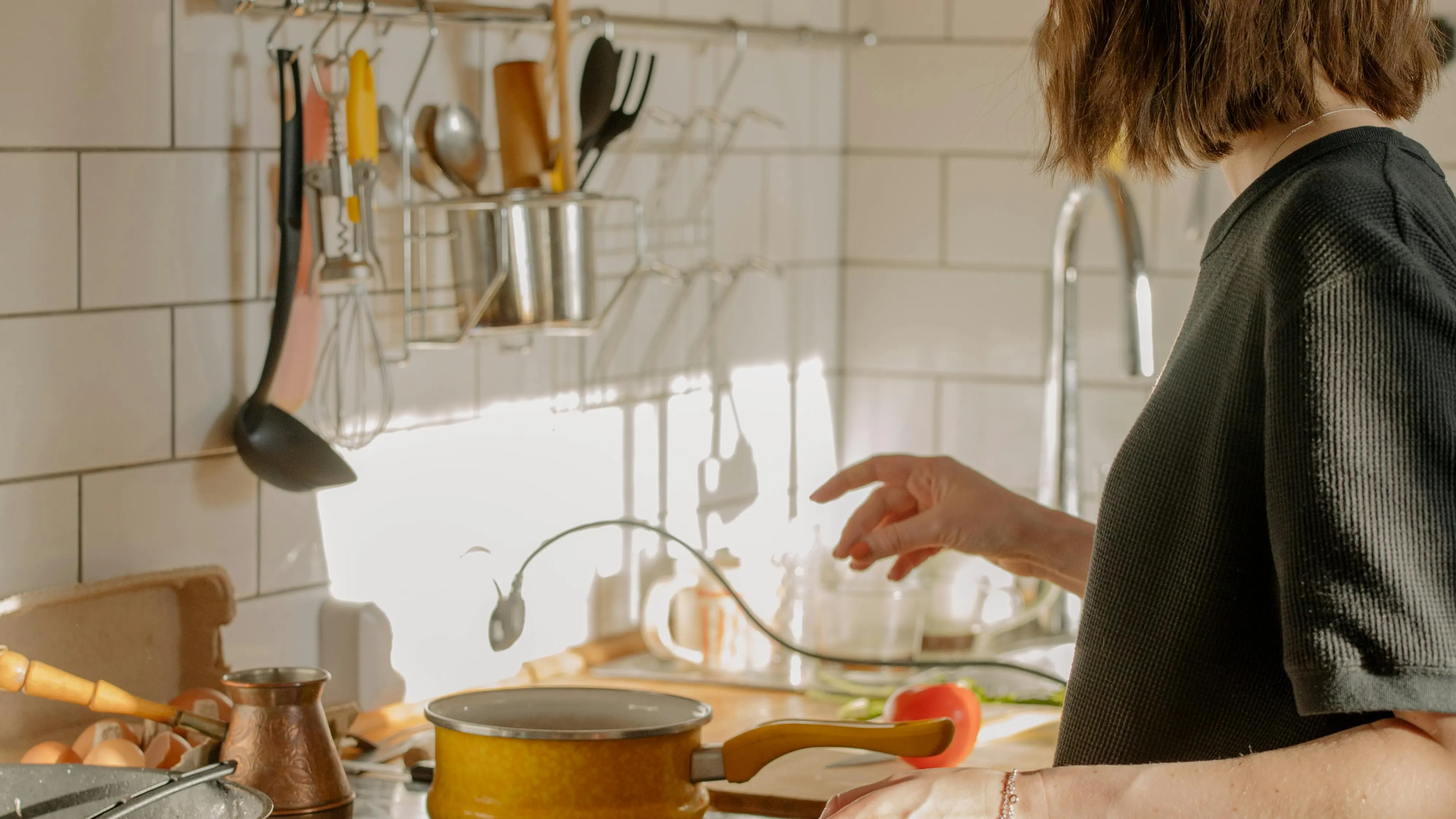 Una mujer cocinando