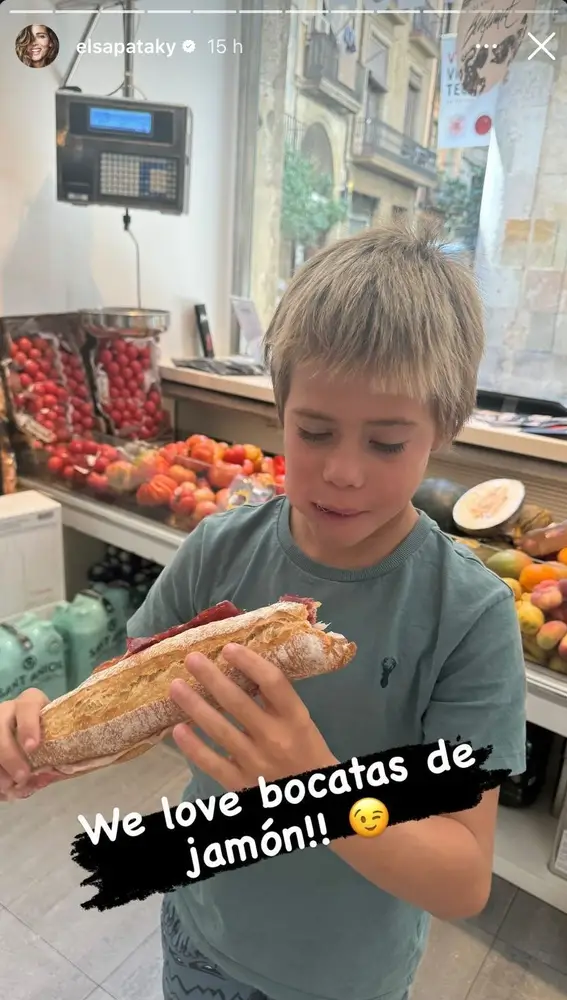 El hijo de Elsa Pataky comiéndose un bocadillo de jamón en Barcelona El hijo de Elsa Pataky comiéndose un bocadillo de jamón en Barcelona