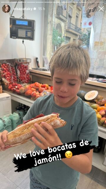 El hijo de Elsa Pataky comiéndose un bocadillo de jamón en Barcelona