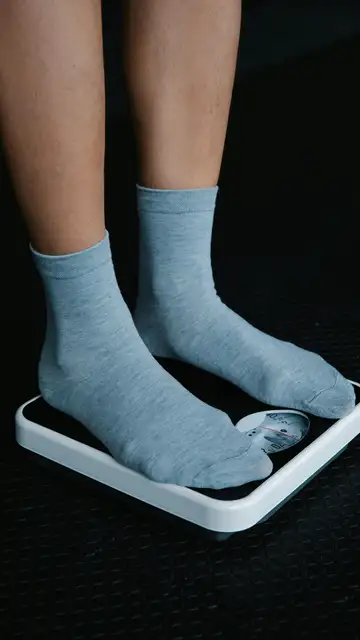 Unos pies en una báscula Unos pies en una báscula