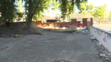 Abrió la puerta y le pegaron dos tiros en la cara por una pelea entre clanes: 
