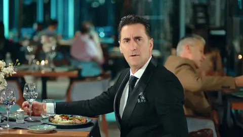 ¿Amor a primera vista? Engin conoce a Yildiz y se queda asombrado ¿Amor a primera vista? Engin conoce a Yildiz y se queda asombrado