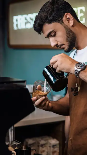 Una persona sirviendo un café Una persona sirviendo un café