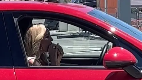 Carmen Lomana comiéndose una hamburguesa en el coche Carmen Lomana comiéndose una hamburguesa en el coche