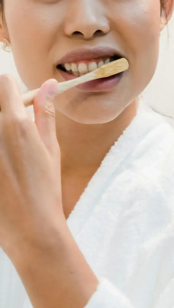 Una persona lavándose los dientes Una persona lavándose los dientes