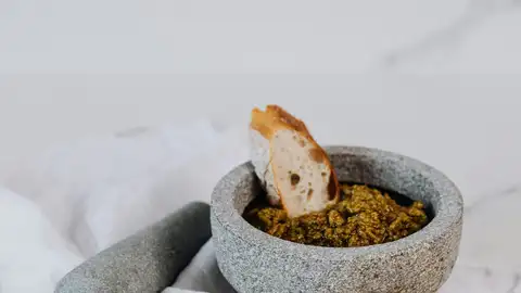 Salsa para dipear servida en un mortero Salsa para dipear servida en un mortero