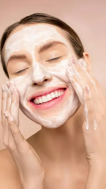 Una mujer realizando su rutina de skincare Una mujer realizando su rutina de skincare