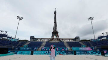 Una panorámica del estadio portátil instalado a los pies de la Torre Eiffel