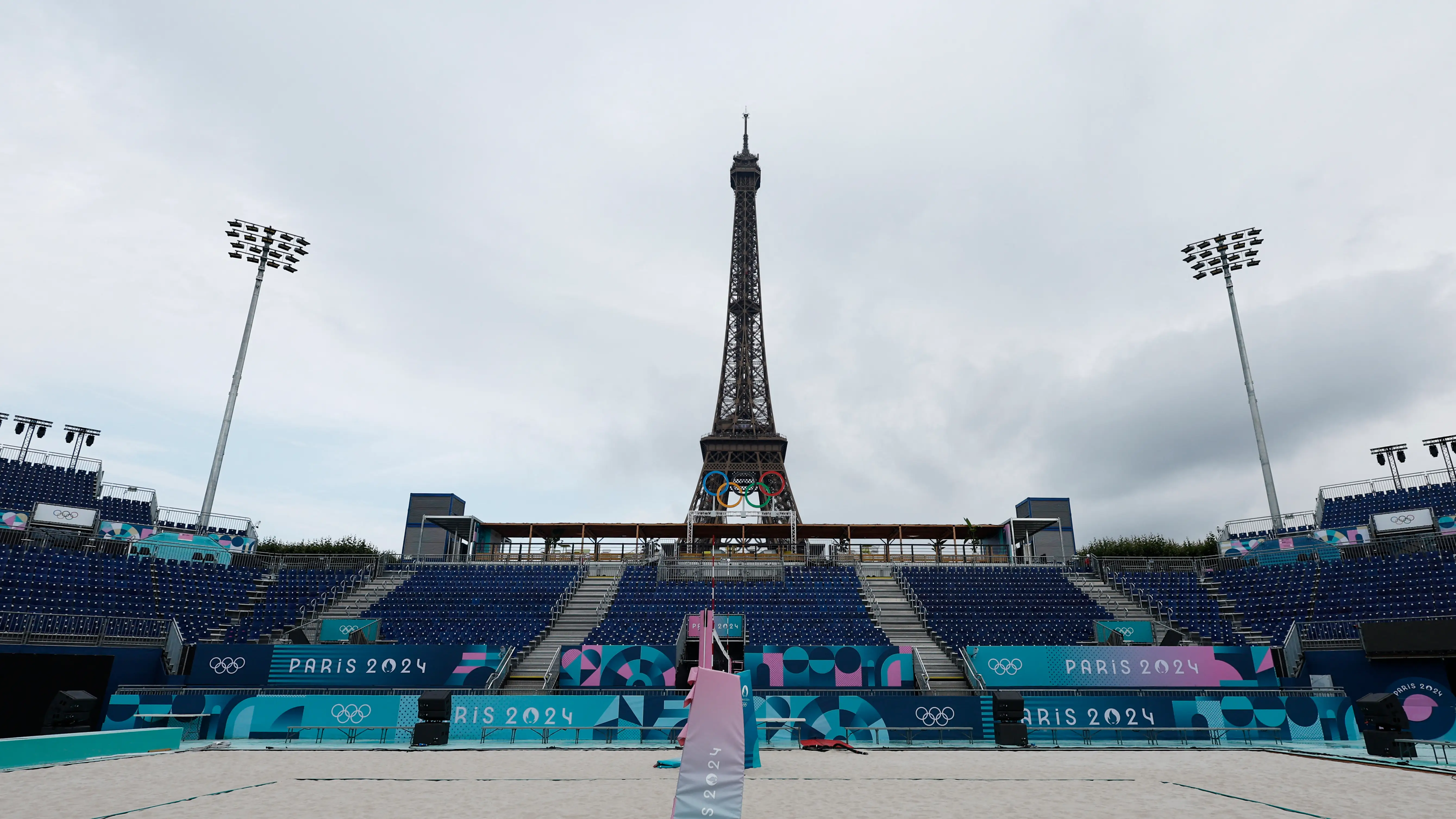Una panor&aacute;mica del estadio port&aacute;til instalado a los pies de la Torre Eiffel