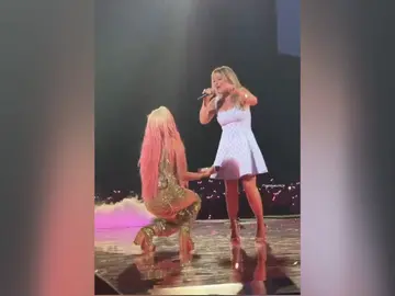 Karol G y Amaia Montero cantan juntas en el escenario del Santiago Bernabéu Karol G y Amaia Montero cantan juntas en el escenario del Santiago Bernabéu