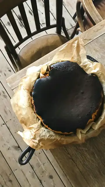 Una sartén con papel de horno Una sartén con papel de horno