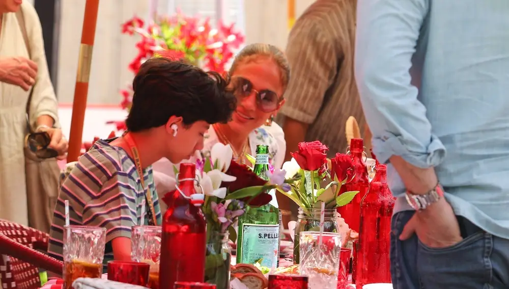 Jennifer Lopez con su hijo Max en su 55 cumpleaños Jennifer Lopez con su hijo Max en su 55 cumpleaños